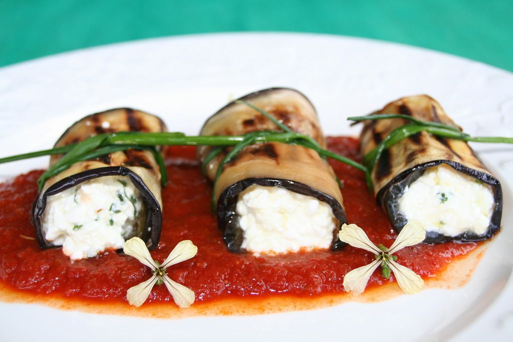 Rollitos de berenejenas con queso fresco y salsa de tomate. Inés Butrón. Atable.es photo IMG_1891_zps89otl7xn.jpg