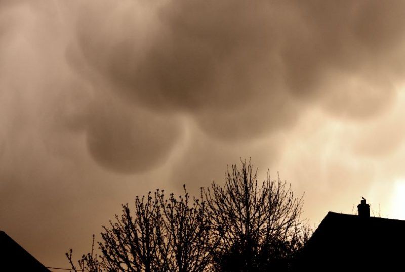 mammatus-Andrew-Hill-2013-Gloucestershire-UK-1-e1467379244323_zps9qrhemqp - Thích thú với hiện tượng "Mây nhũ"
