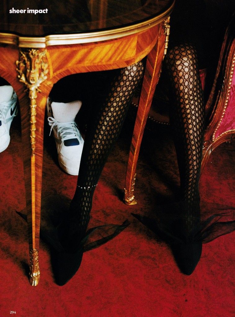  photo Karen Mulder by Helmut Newton for Vogue US October 1991 4_zpsaagloz7s.jpg